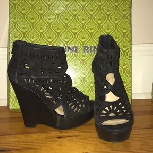 Gianni Bini black wedges